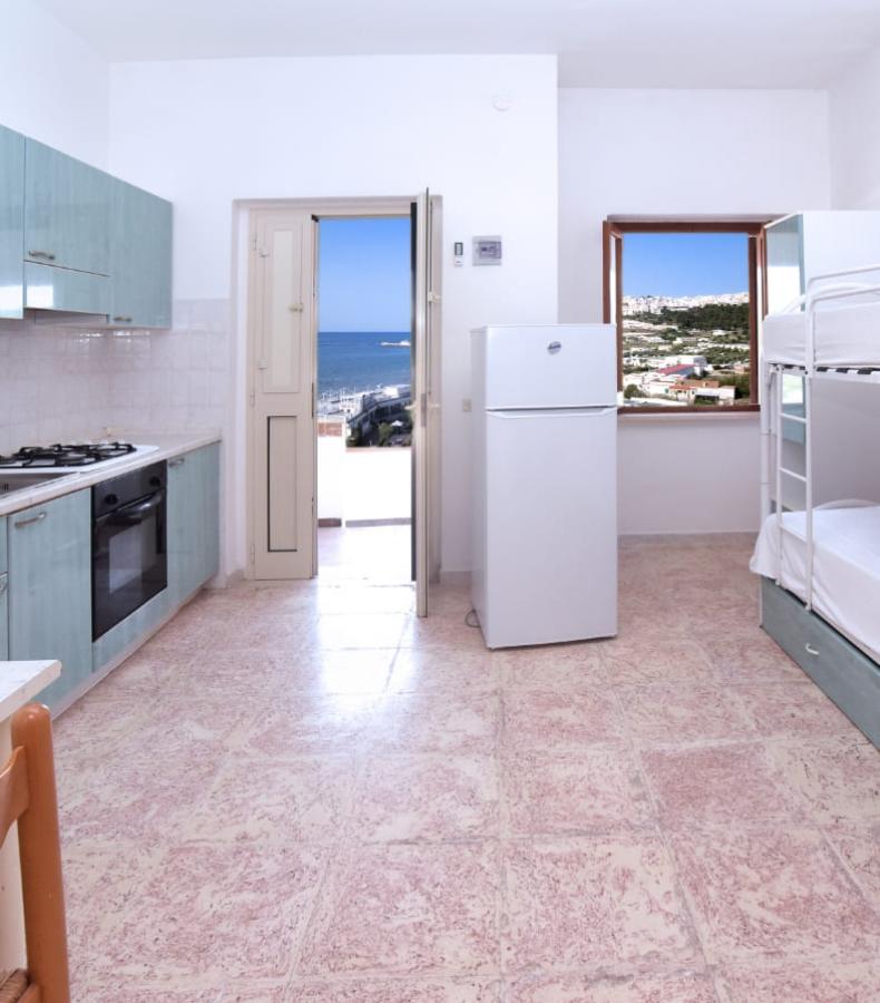 Cucina con vista mare, letti a castello e arredamento moderno.